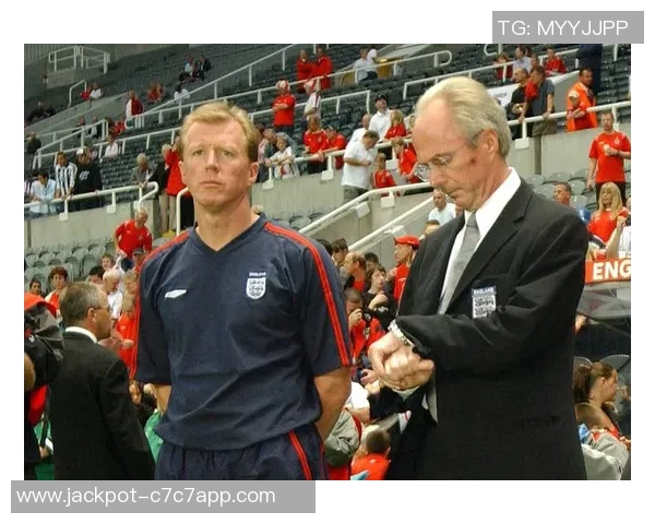 足球明星化身老人展现人生智慧与运动激情的完美结合