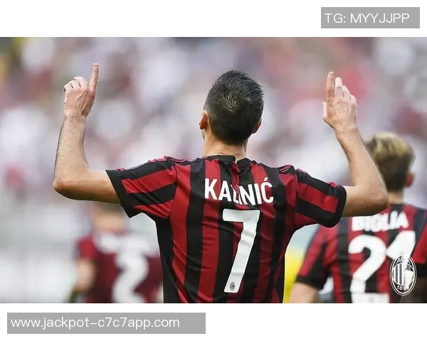 足球运动员在赛场上虔诚祈祷寻求胜利与平安的心路历程